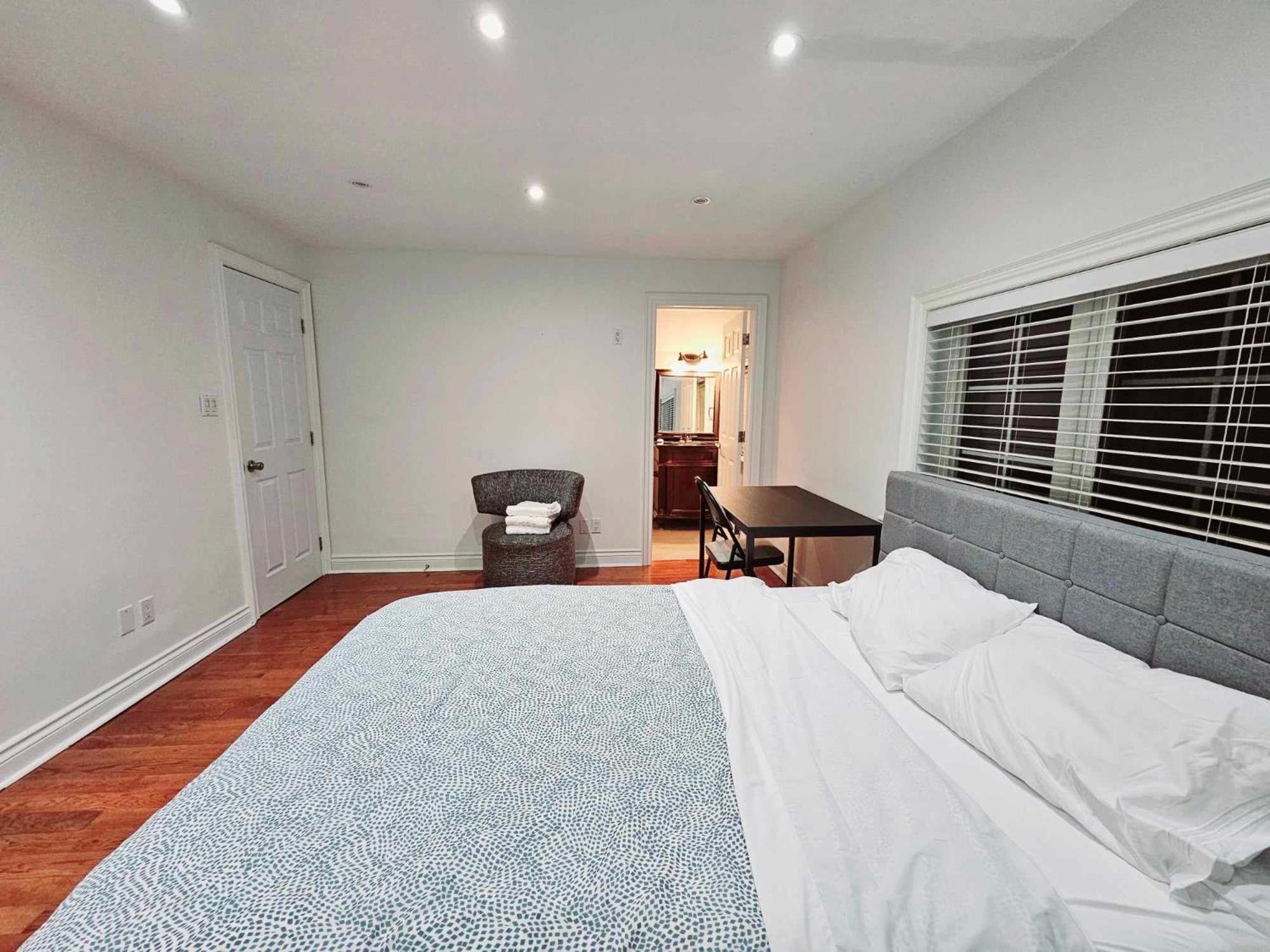 Beautiful Room At Yonge And Sheppard And North York Centre Торонто Экстерьер фото
